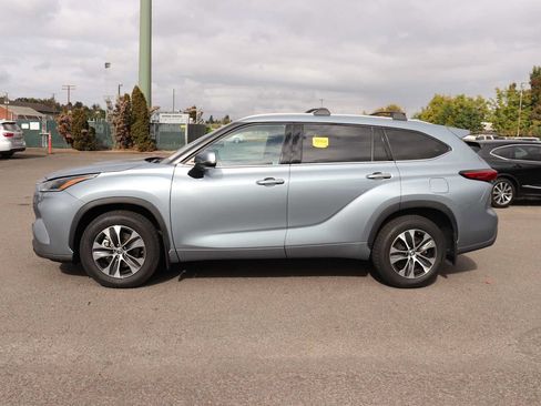 Used 2021 Toyota Highlander XLE AWD/4WD image 8
