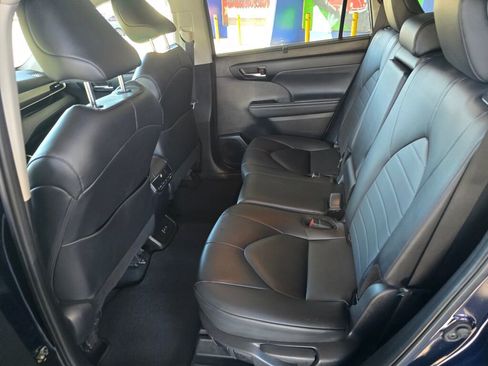 Used 2024 Toyota Highlander XLE image 18