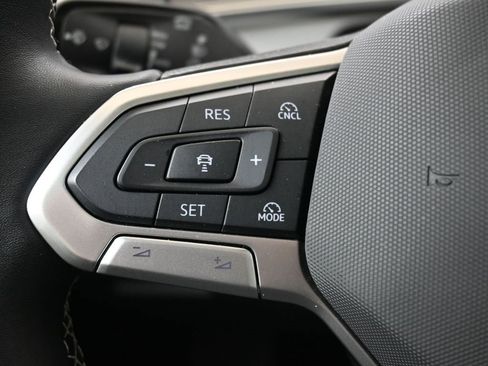 Used 2025 Volkswagen Tiguan SE w/ Panoramic Sunroof Package image 26