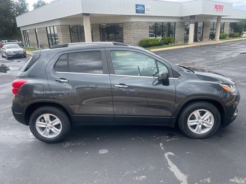 Used 2017 Chevrolet Trax LT w/ LT Convenience Package FWD image 4