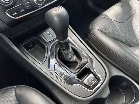 Used 2019 Jeep Cherokee Limited FWD image 35