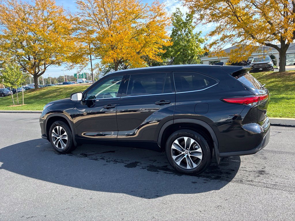 Used 2022 Toyota Highlander XLE AWD/4WD image 13