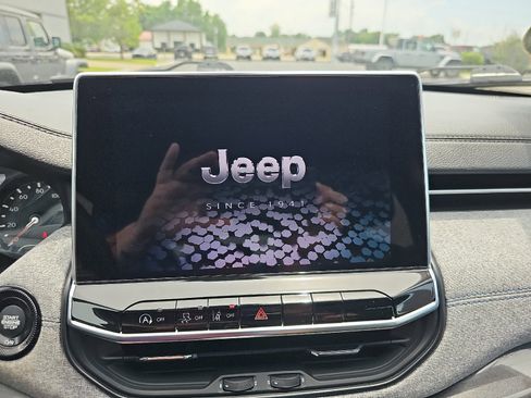 Used 2022 Jeep Compass Latitude w/ Convenience Group image 11