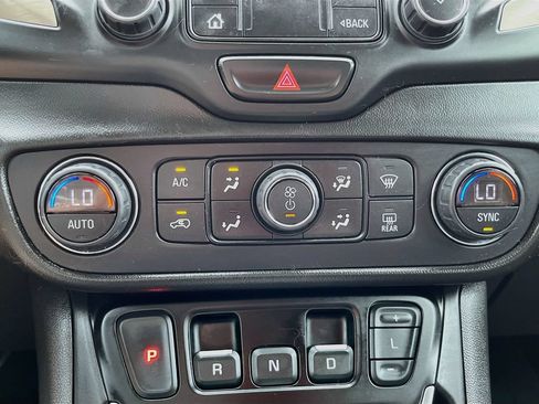 Used 2020 GMC Terrain Denali w/ Denali Premium Package AWD/4WD image 16