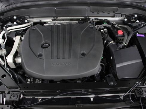 Certified 2025 Volvo XC60 B5 Plus image 24
