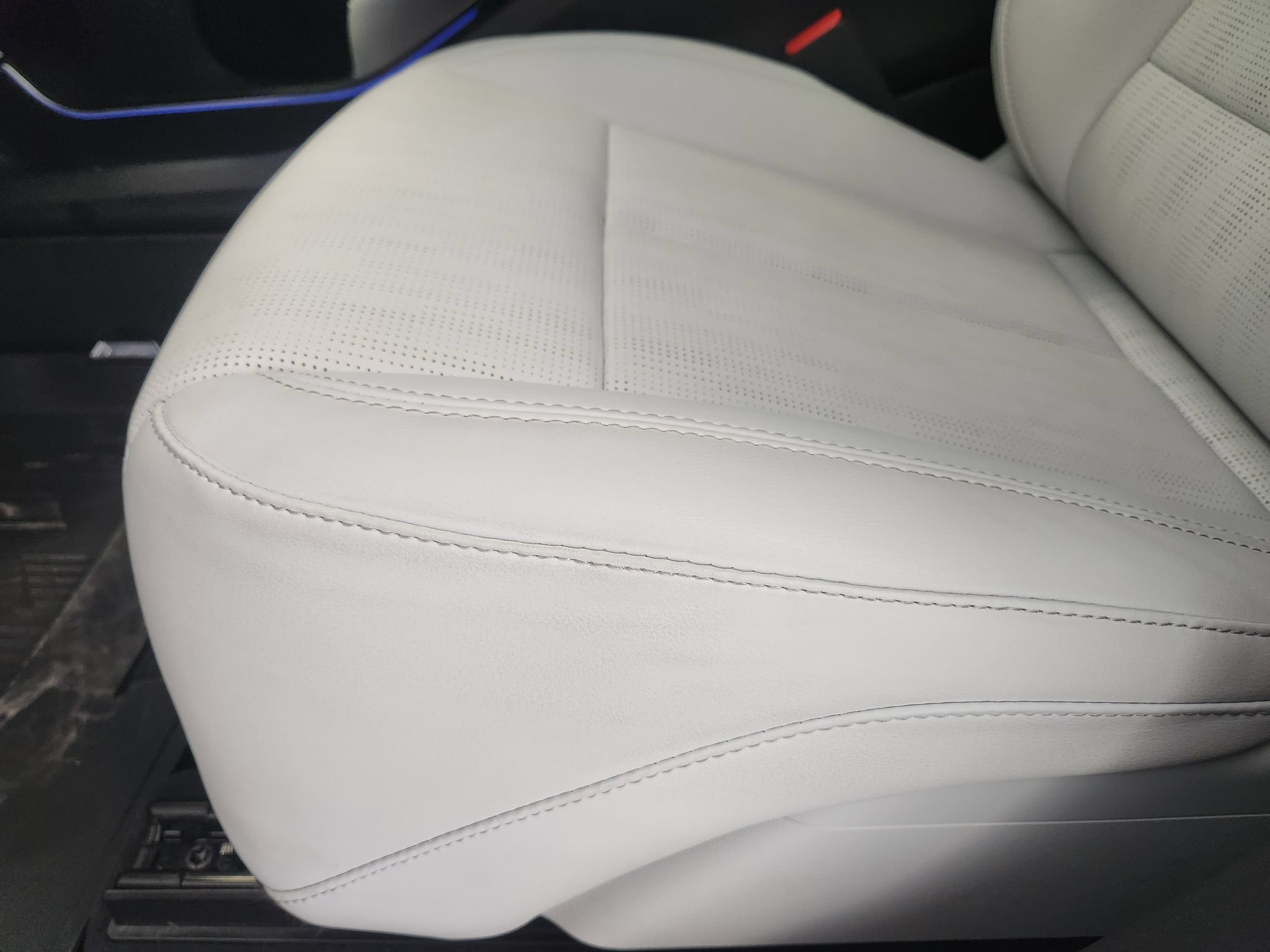 Used 2024 Cadillac Lyriq Luxury w/ LPO, Floor Liner Package RWD image 24