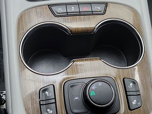 Certified 2023 GMC Acadia SLE w/ Driver Convenience Package FWD image 10