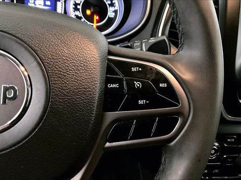 Used 2020 Jeep Cherokee Latitude Plus image 19