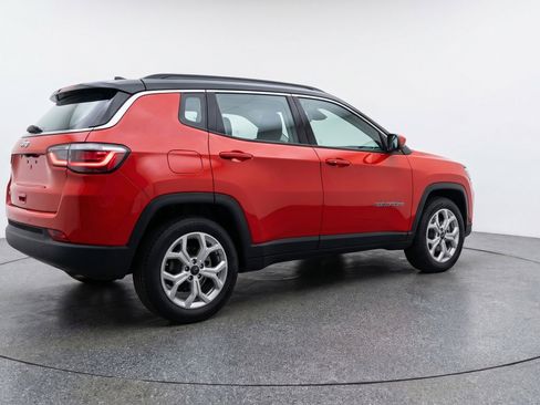 Used 2025 Jeep Compass Latitude image 9