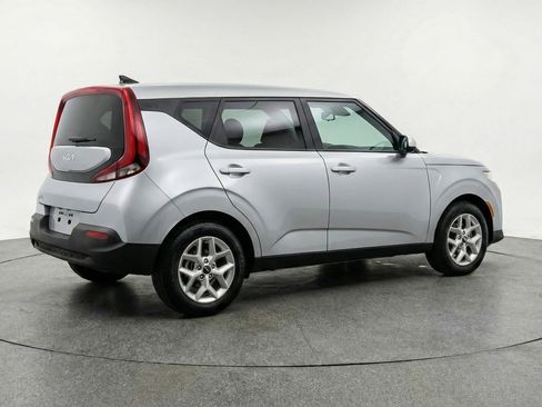 Used 2025 Kia Soul LX w/ LX Technology Package FWD image 7