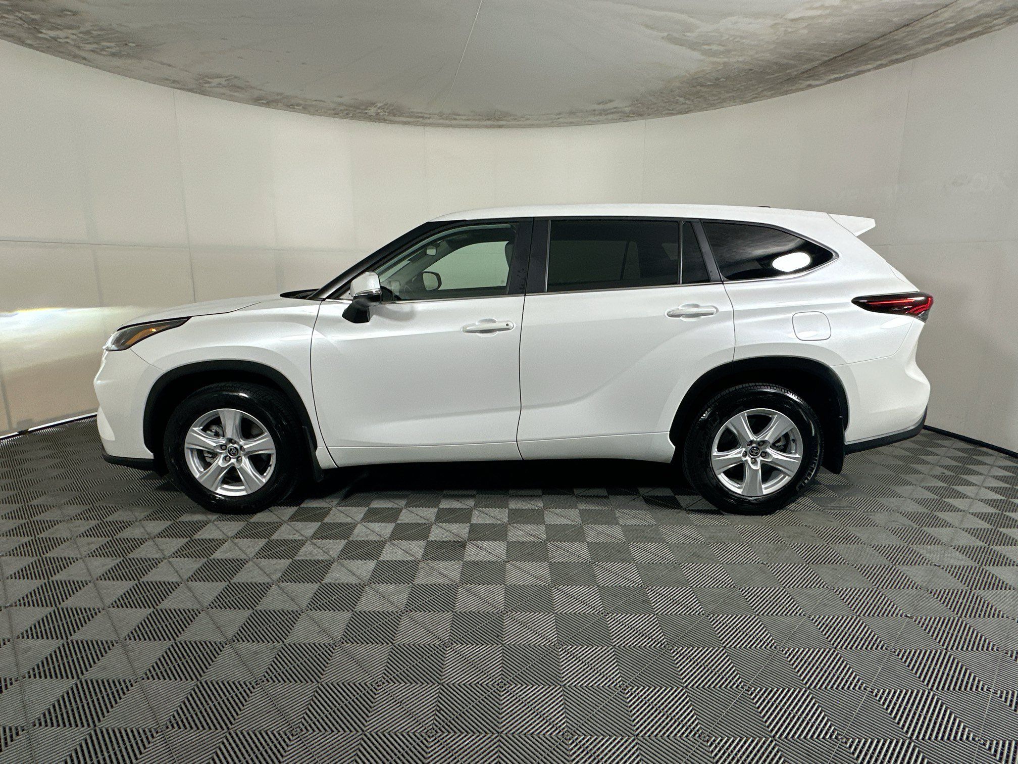Used 2025 Toyota Highlander LE FWD image 6