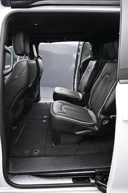 Used 2026 Chrysler Pacifica Limited w/ S Appearance Package AWD/4WD image 10