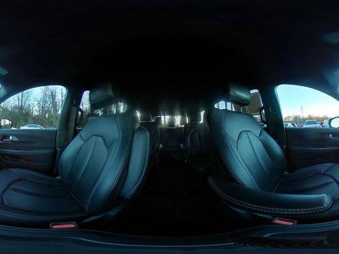 Used 2025 Chrysler Pacifica Select image 43