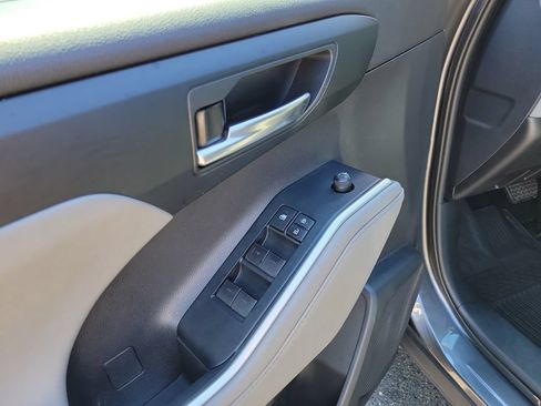 Used 2020 Toyota Highlander XLE AWD/4WD image 25
