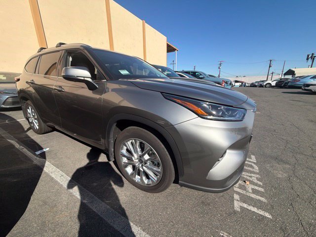 Certified 2026 Toyota Highlander Limited AWD/4WD image 5
