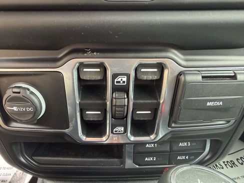 Used 2020 Jeep Wrangler Unlimited Sahara AWD/4WD image 36