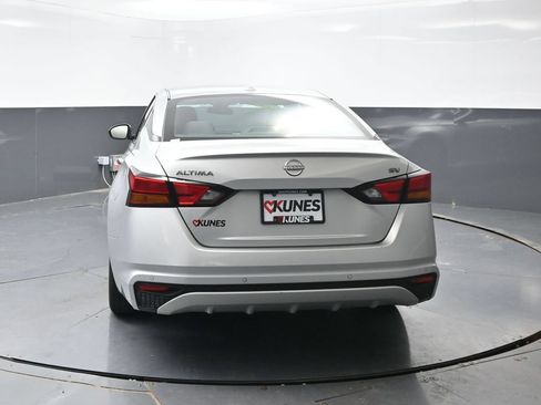 Used 2024 Nissan Altima 2.5 SV FWD image 12