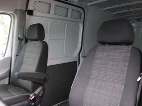 Used 2015 Mercedes-Benz Sprinter 2500 image 17