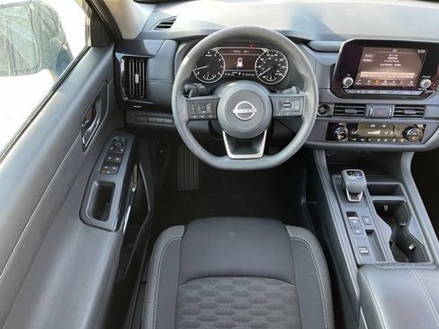 Used 2025 Nissan Pathfinder S FWD image 9