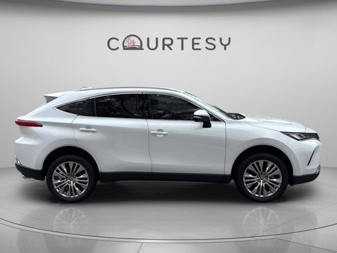 Used 2023 Toyota Venza Limited image 9