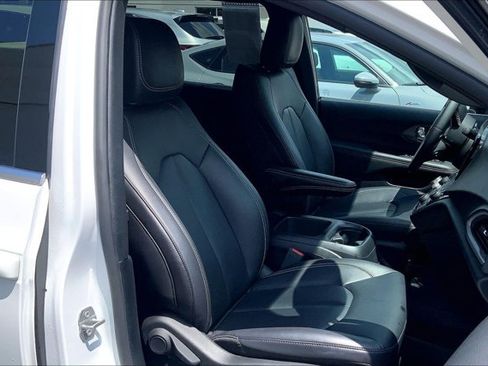Used 2025 Chrysler Pacifica Select FWD image 6