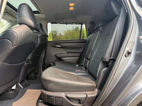 Used 2020 Toyota Highlander XLE AWD/4WD image 16