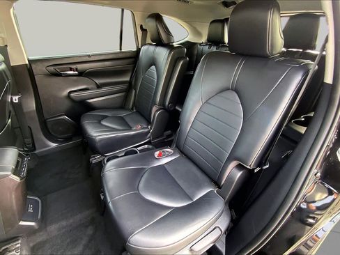 Used 2022 Toyota Highlander XLE AWD/4WD image 18