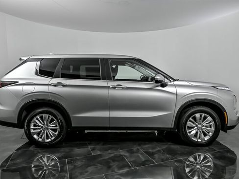 New 2026 Mitsubishi Outlander ES image 9