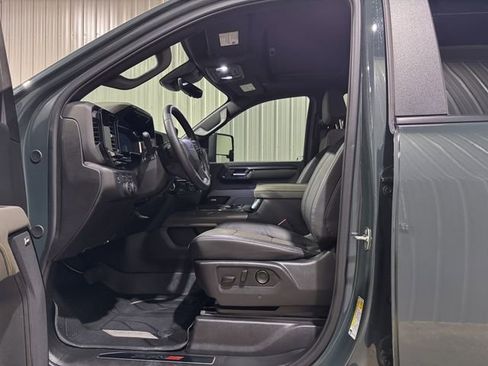 Used 2025 Chevrolet Silverado 2500 ZR2 w/ Technology Package image 11