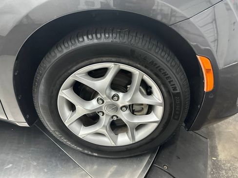 Used 2018 Chrysler Pacifica Touring-L Plus w/ Advanced Safetytec Group FWD image 9