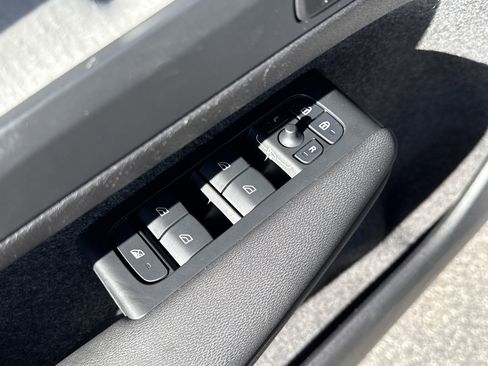 Used 2025 Volvo XC40 B5 Core image 24