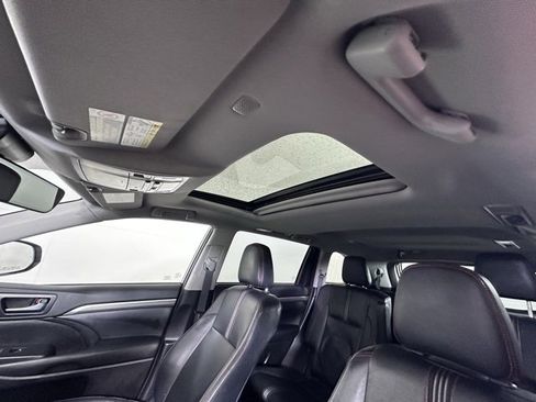 Used 2019 Toyota Highlander SE image 26