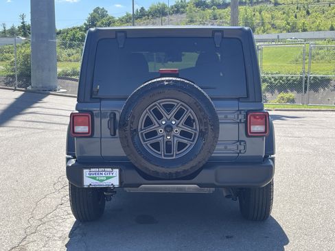 Used 2024 Jeep Wrangler Unlimited Sport AWD/4WD image 9
