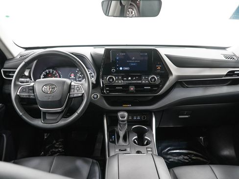 Used 2023 Toyota Highlander XLE AWD/4WD image 17