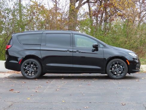 New 2026 Chrysler Pacifica Select w/ S Appearance Package AWD/4WD image 2