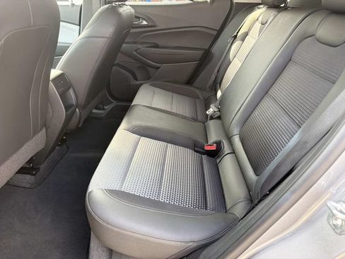 Used 2025 Chevrolet Trax LT w/ LT Convenience Package FWD image 17