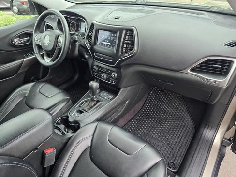 Used 2019 Jeep Cherokee Latitude Plus w/ Comfort/Convenience Group AWD/4WD image 15