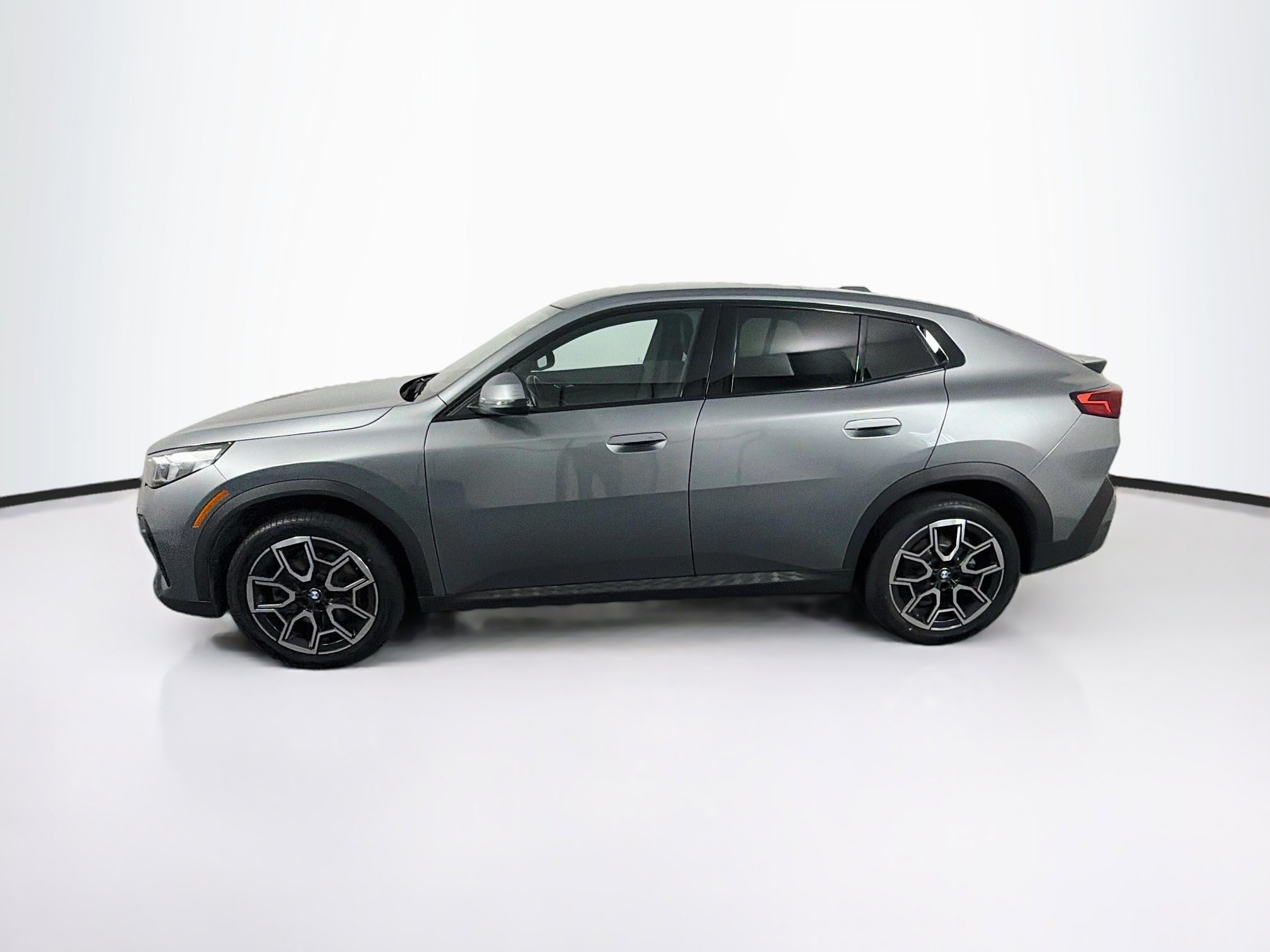 Used 2025 BMW X2 xDrive28i AWD/4WD image 4