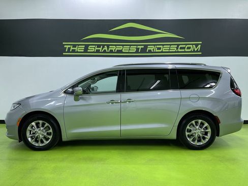 Used 2021 Chrysler Pacifica Touring-L image 6