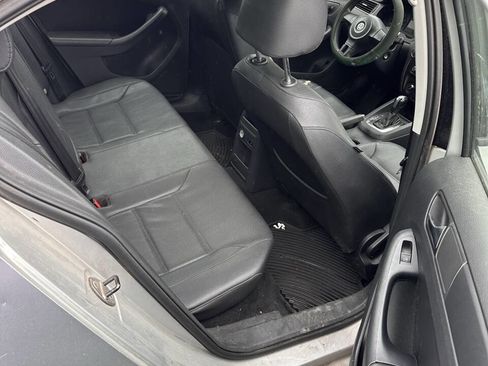 Used 2011 Volkswagen Jetta SE FWD image 8