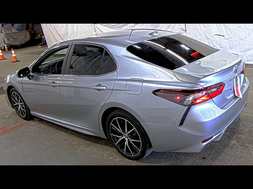 Used 2023 Toyota Camry SE AWD/4WD image 3