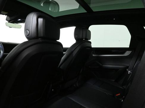 Used 2025 Porsche Cayenne AWD/4WD image 33