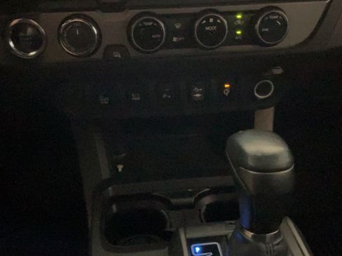 Used 2016 Toyota Tacoma TRD Sport AWD/4WD image 12