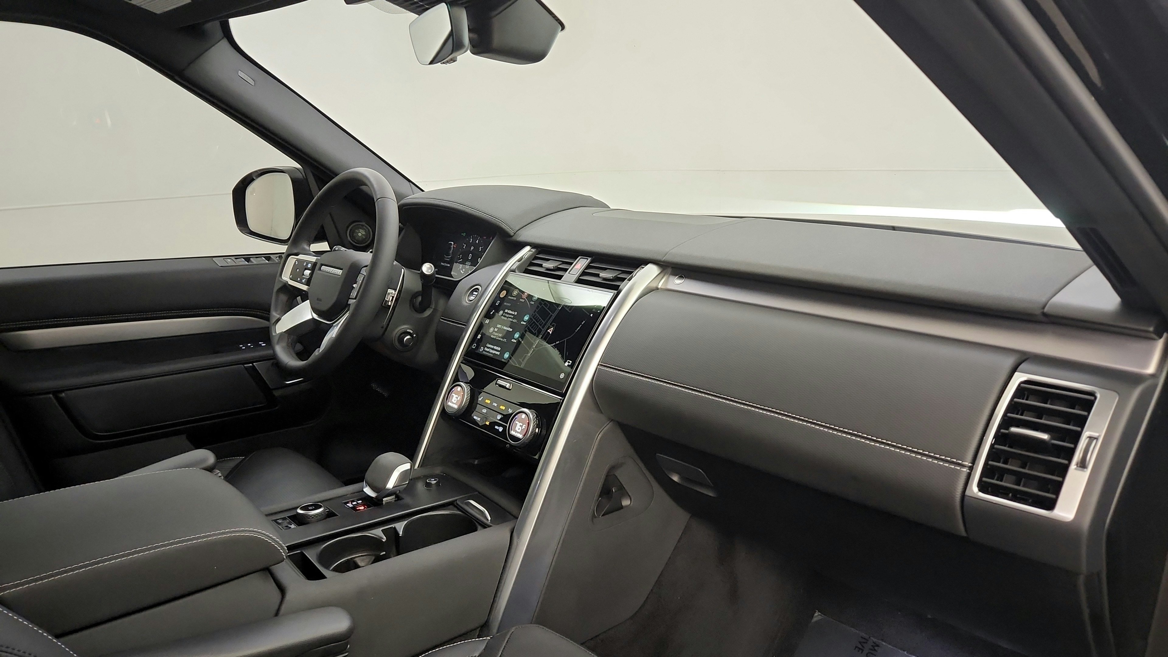 Used 2024 Land Rover Discovery Dynamic SE AWD/4WD image 36