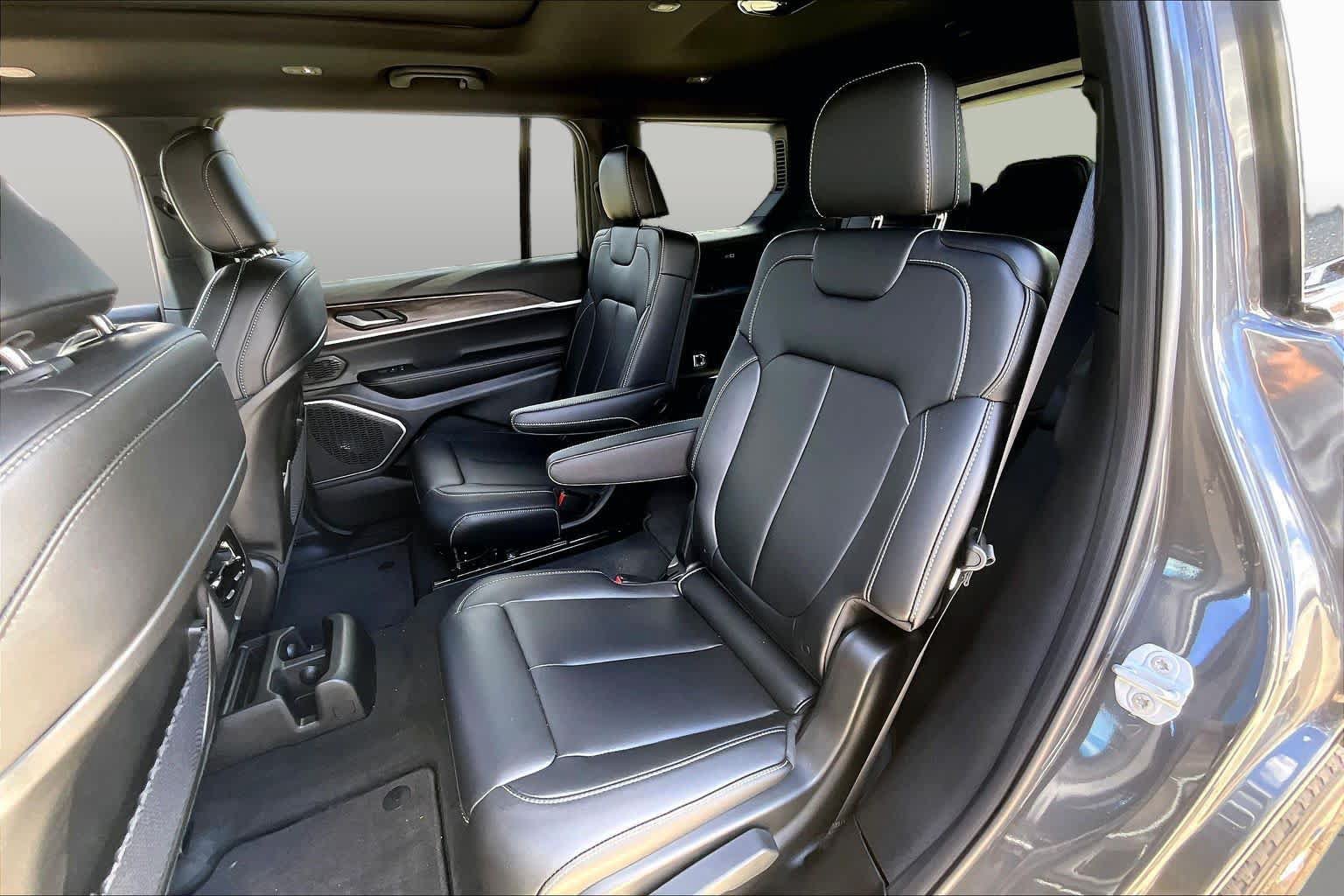 New 2026 Jeep Grand Cherokee L Limited w/ Limited Altitude Package AWD/4WD image 22