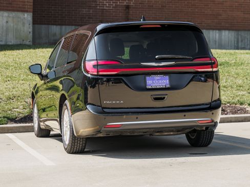 Used 2024 Chrysler Pacifica Touring-L FWD image 5