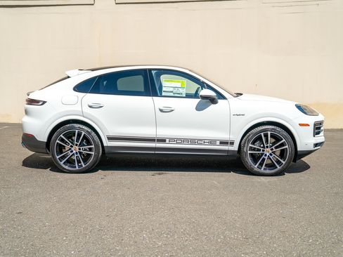 Certified 2025 Porsche Cayenne E-Hybrid Coupe AWD/4WD image 8