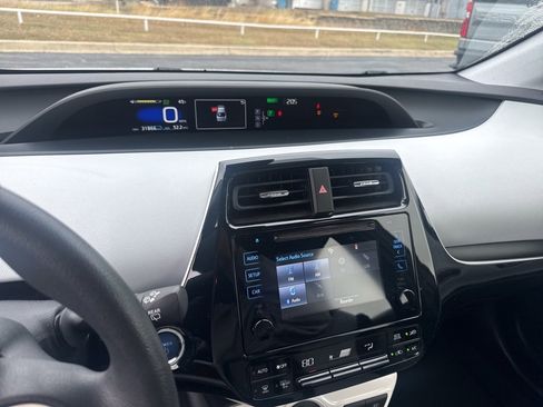 Used 2017 Toyota Prius Two image 14