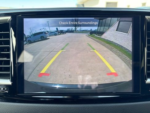 Used 2025 Chrysler Pacifica Select image 20