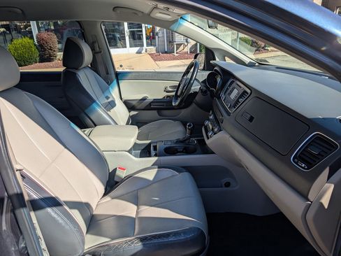 Used 2016 Kia Sedona LX w/ LX Essentials Premium Package image 23